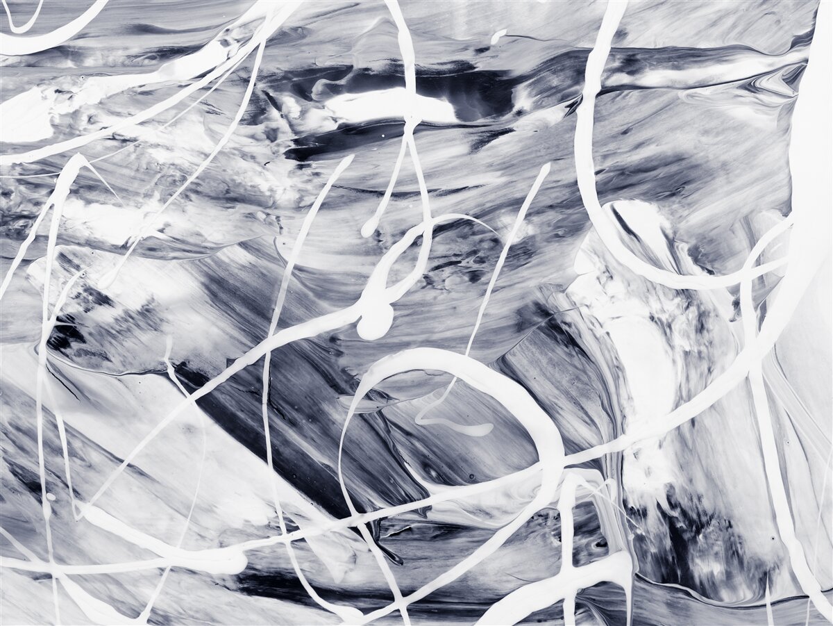 Fototapet lovituri de vopsea albă pe un fundal negru