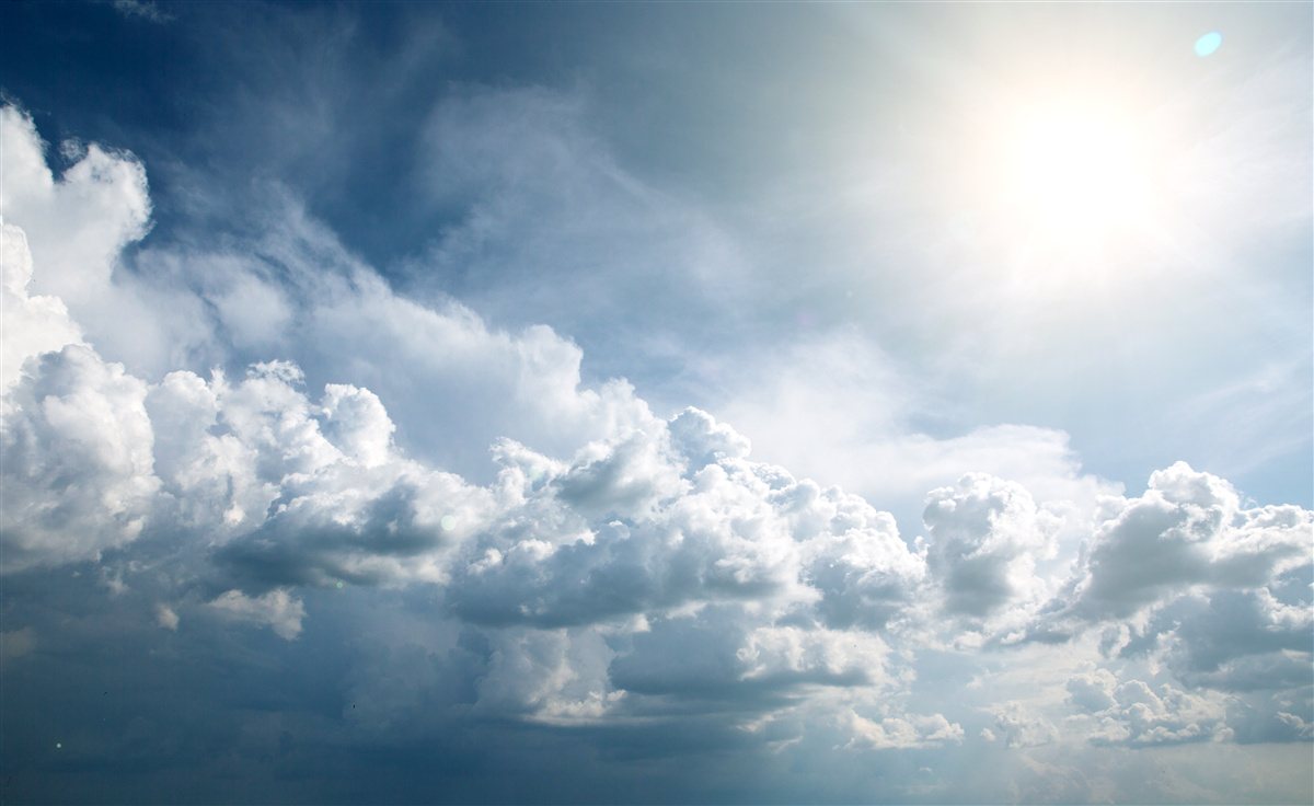 Fototapet lumină intensă printre nori furtunoși