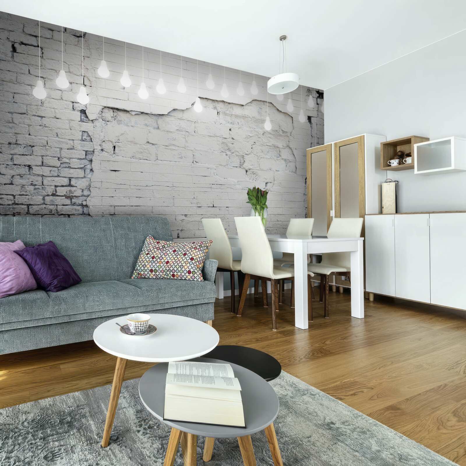 Fototapet perete de cărămidă albă și becuri pe el