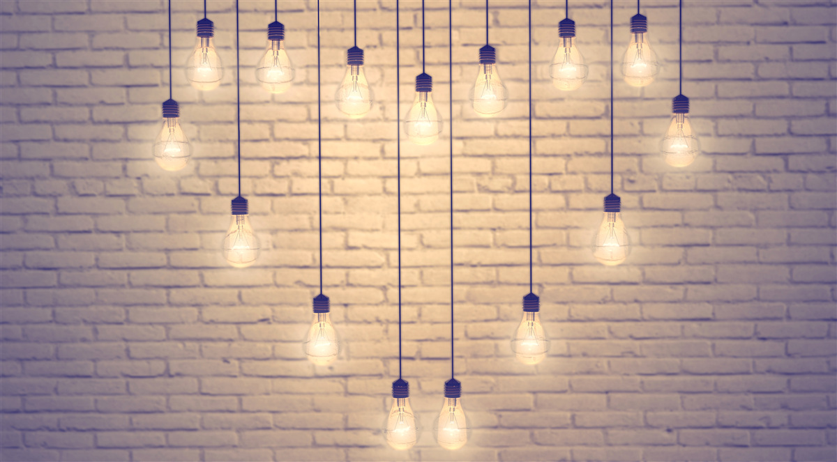 Fototapet o inimă formată din lămpi fluorescente apare pe un fundal de perete de culoare cypress