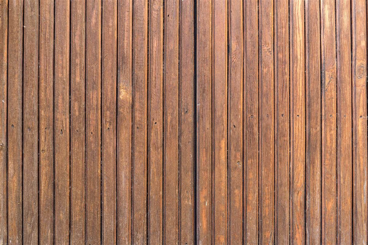 Fototapet barieră continuă realizată din grinzi de lemn vechi