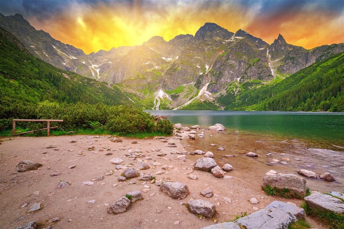 Fototapet apusul soarelui în spatele unui lac din munții Tatra