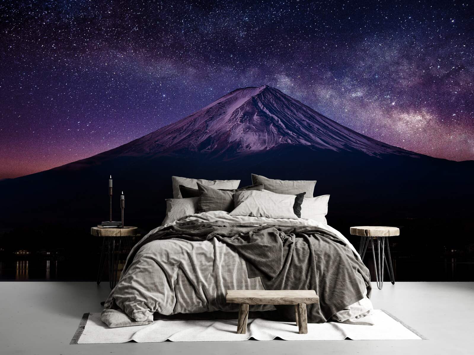Fototapet cer înstelat cu o nuanță violet deasupra vârfului de munte
