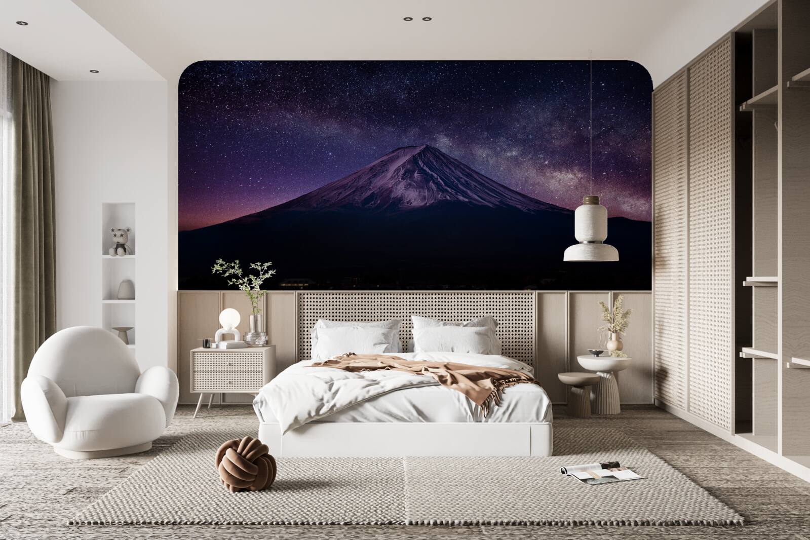 Fototapet cer înstelat cu o nuanță violet deasupra vârfului de munte