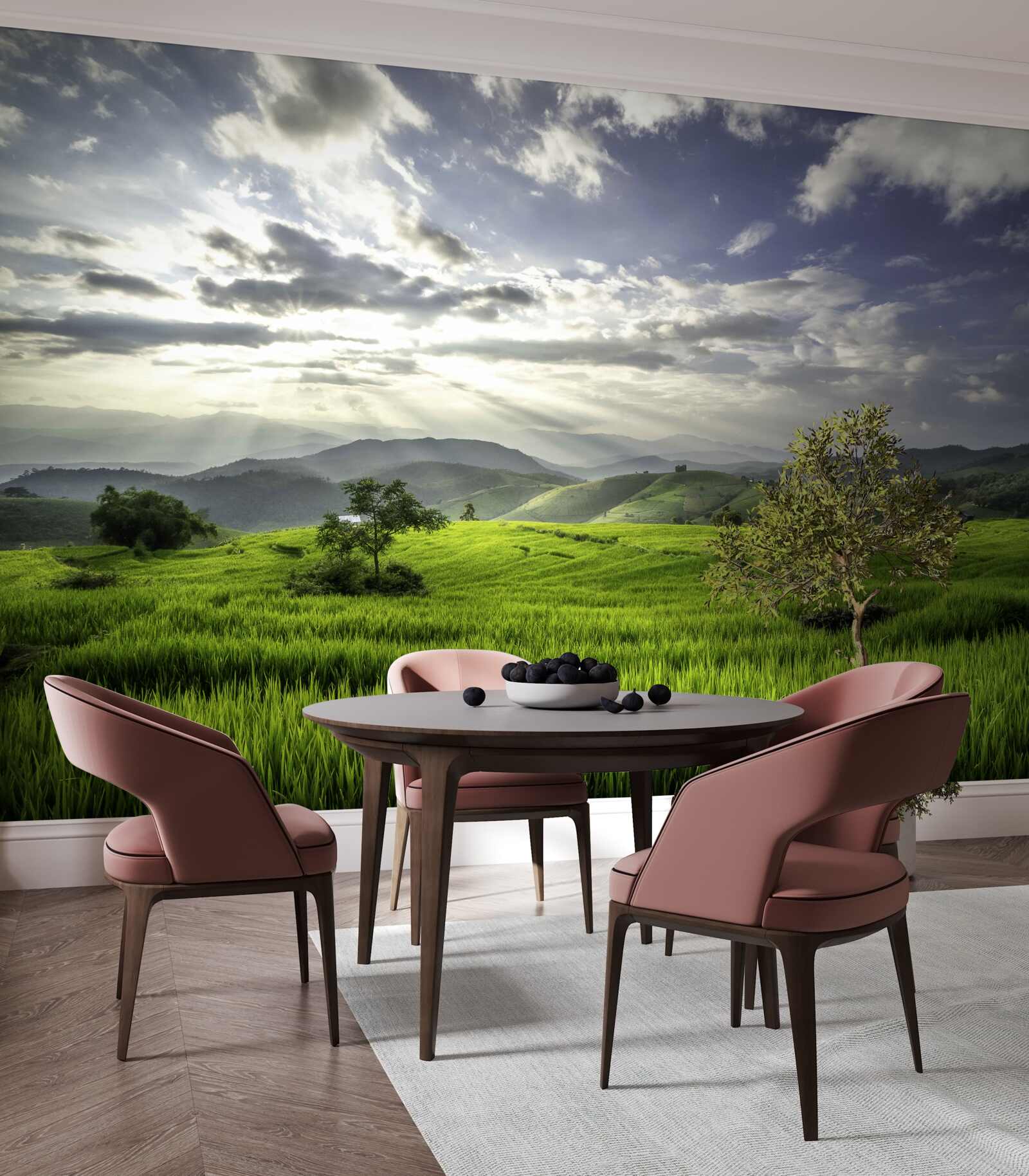 Fototapet o poiană scufundată în verdele munților este luminată de razele soarelui