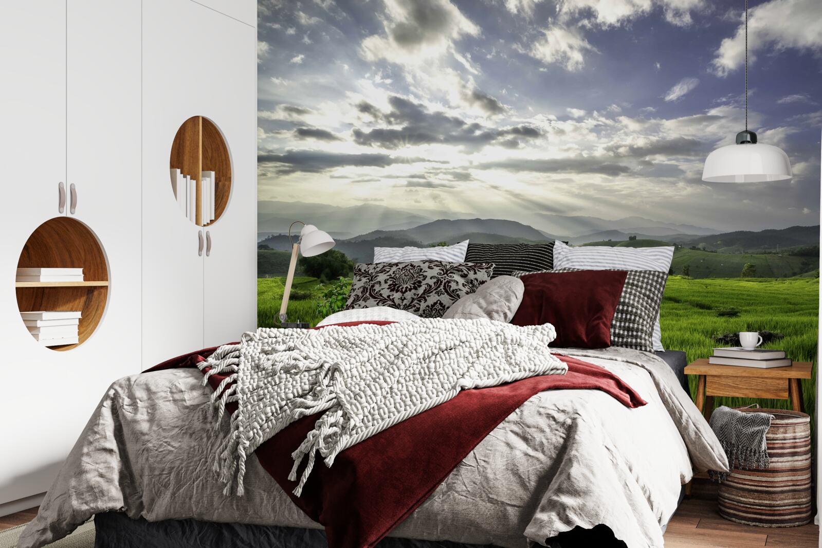 Fototapet o poiană scufundată în verdele munților este luminată de razele soarelui