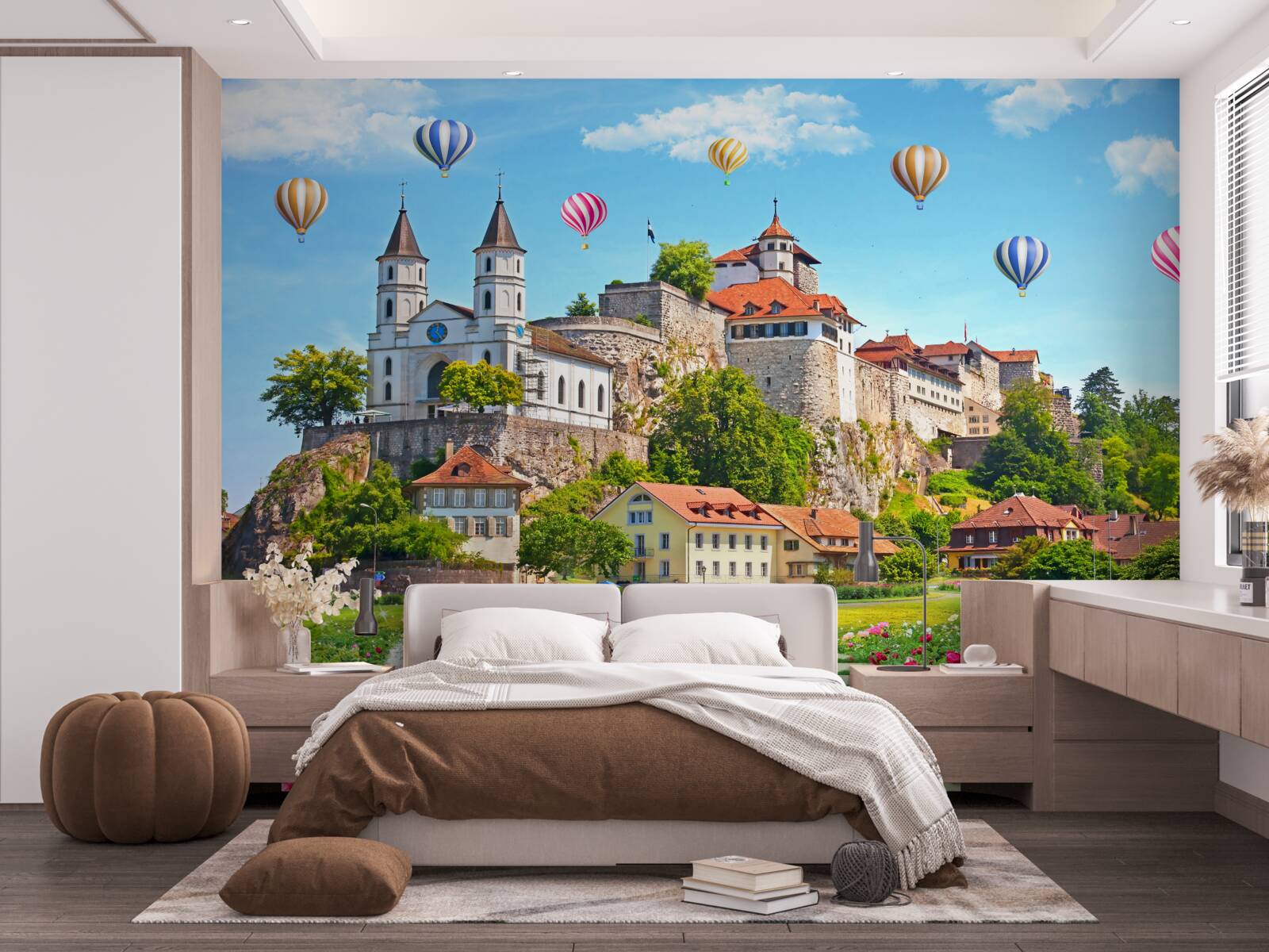 Fototapet baloane multicolore zboară deasupra acoperișurilor orașului