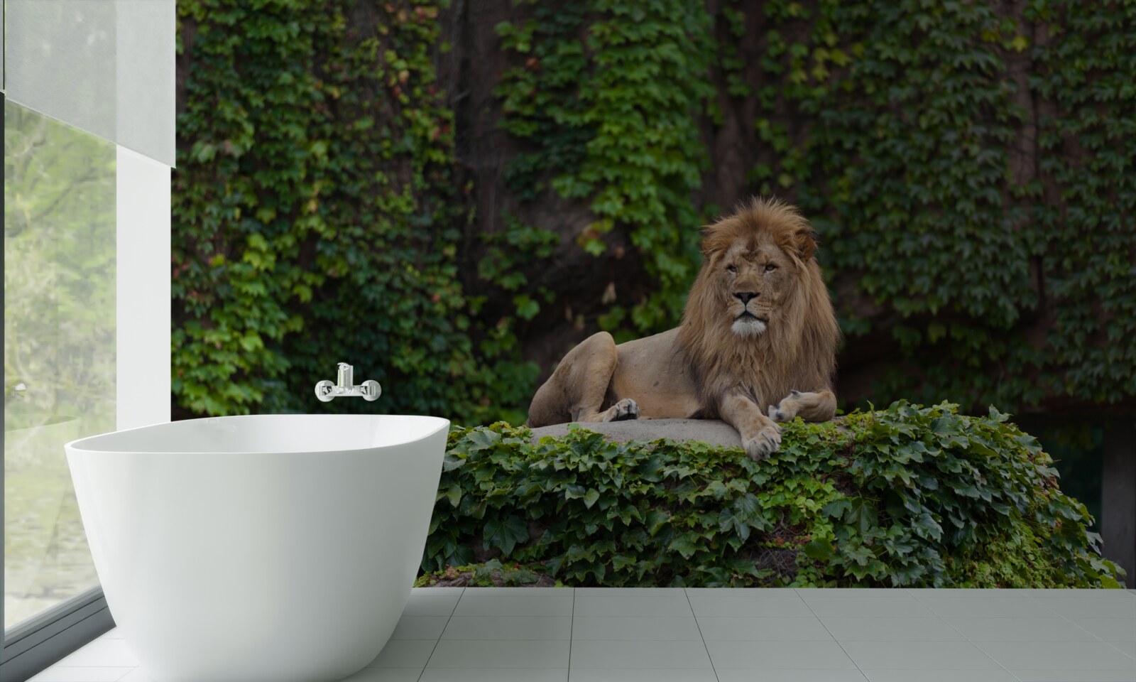 Fototapet un leu maiestuos se odihnește pe o piatră acoperită cu mușchi