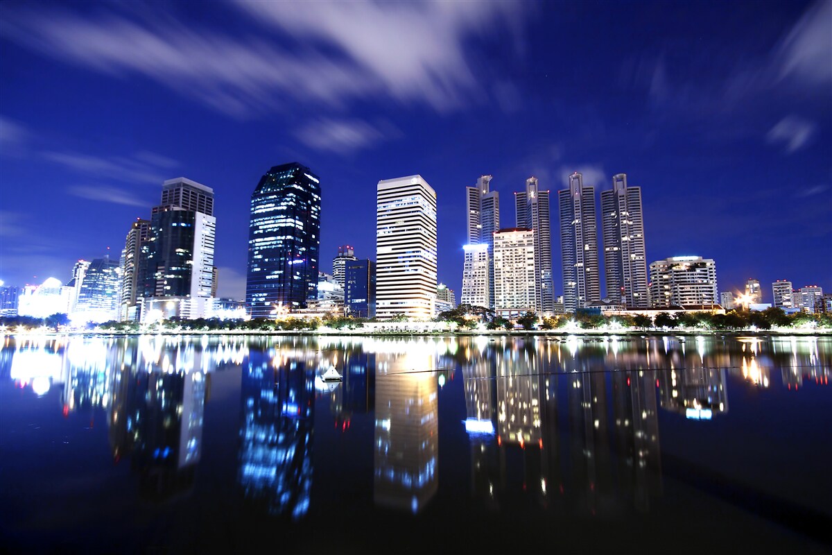 Fototapet reflecție a zgârie-norilor în apă noaptea