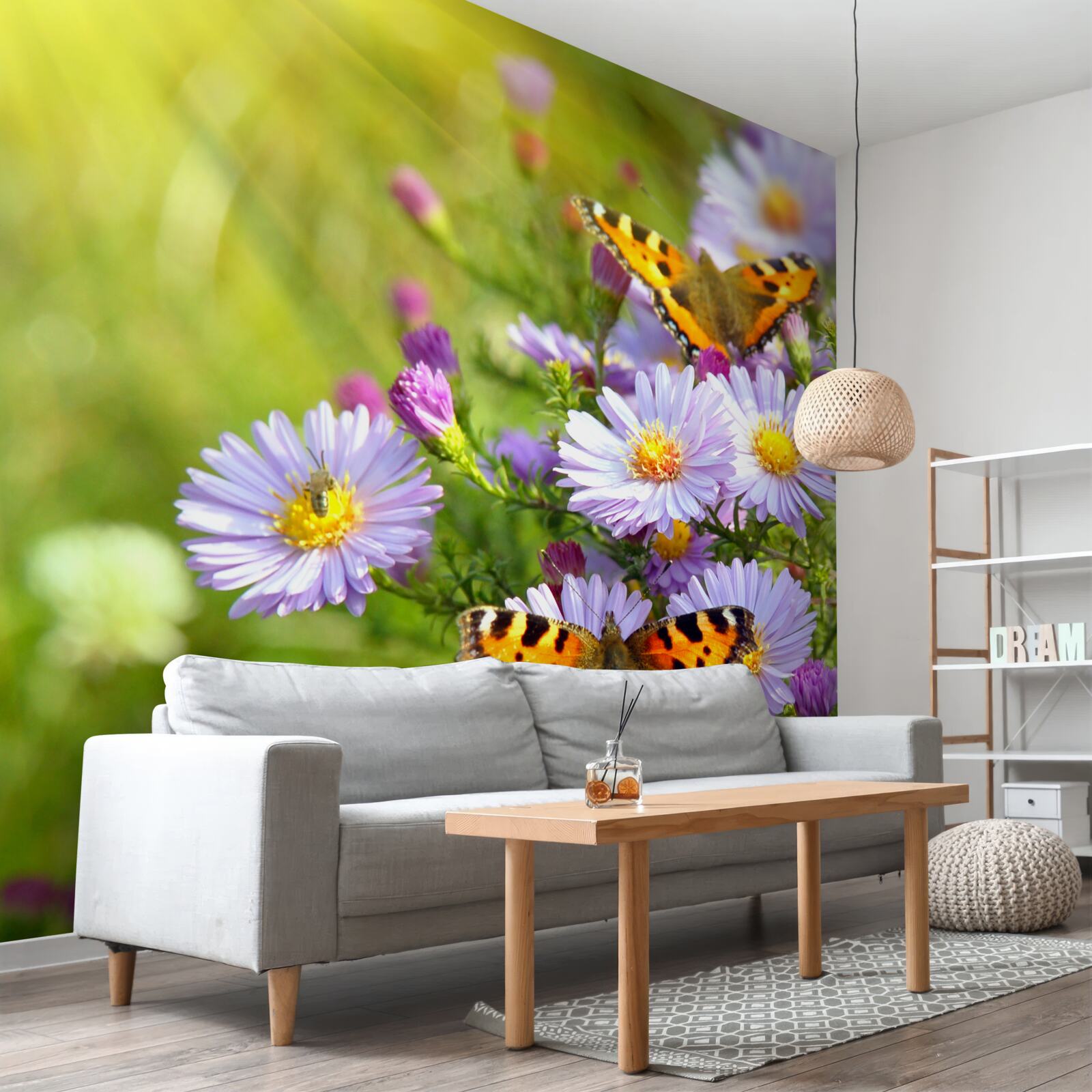 Fototapet O pajiște presărată cu margarete albastre și fluturi