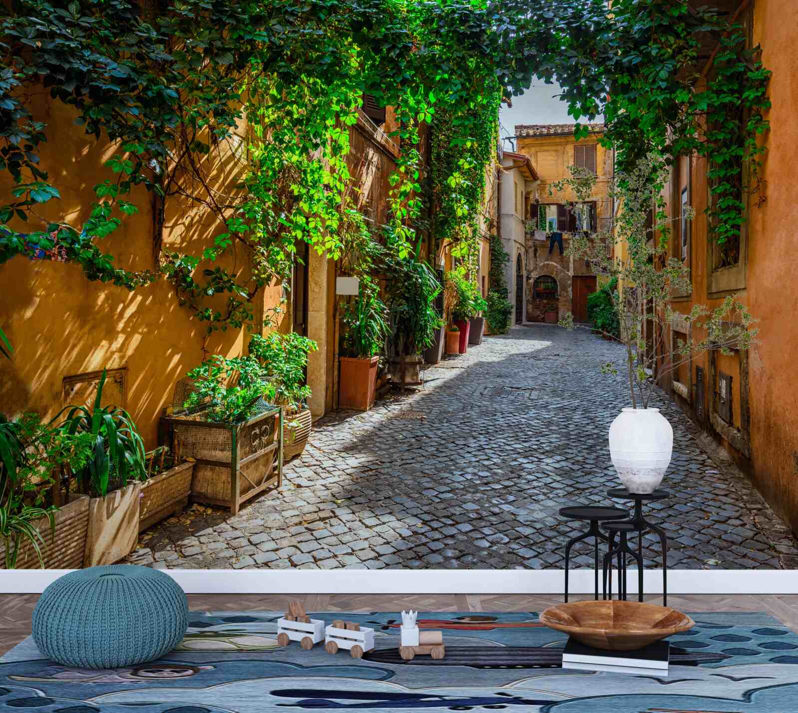 Fototapet Curtea italiană, înconjurată de verdeață, este plină de confort