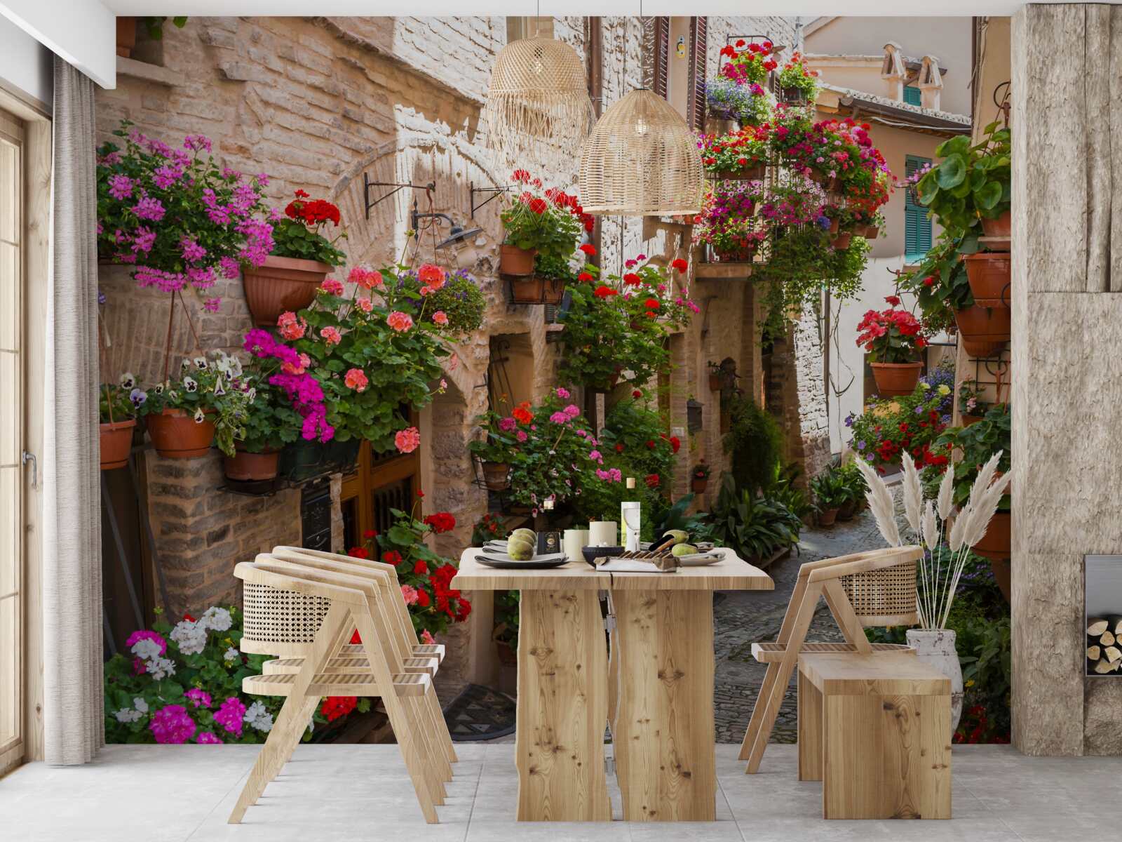 Fototapet o stradă cufundată în verdeață densă, care îi ascunde vechimea