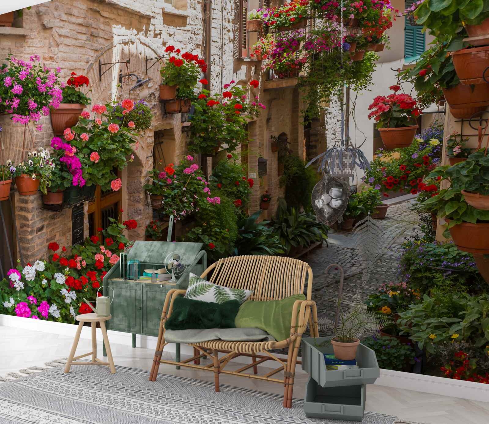 Fototapet o stradă cufundată în verdeață densă, care îi ascunde vechimea