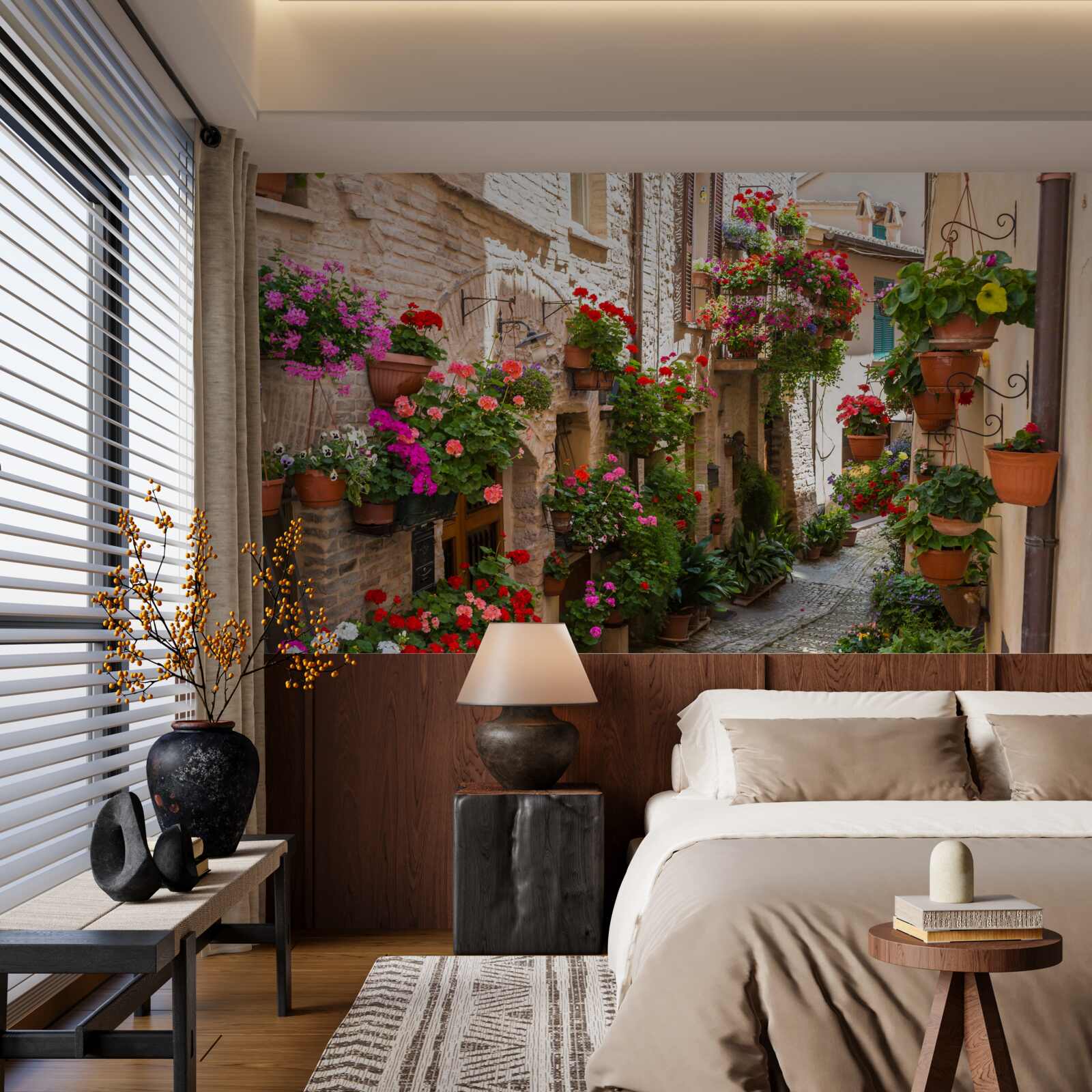 Fototapet o stradă cufundată în verdeață densă, care îi ascunde vechimea