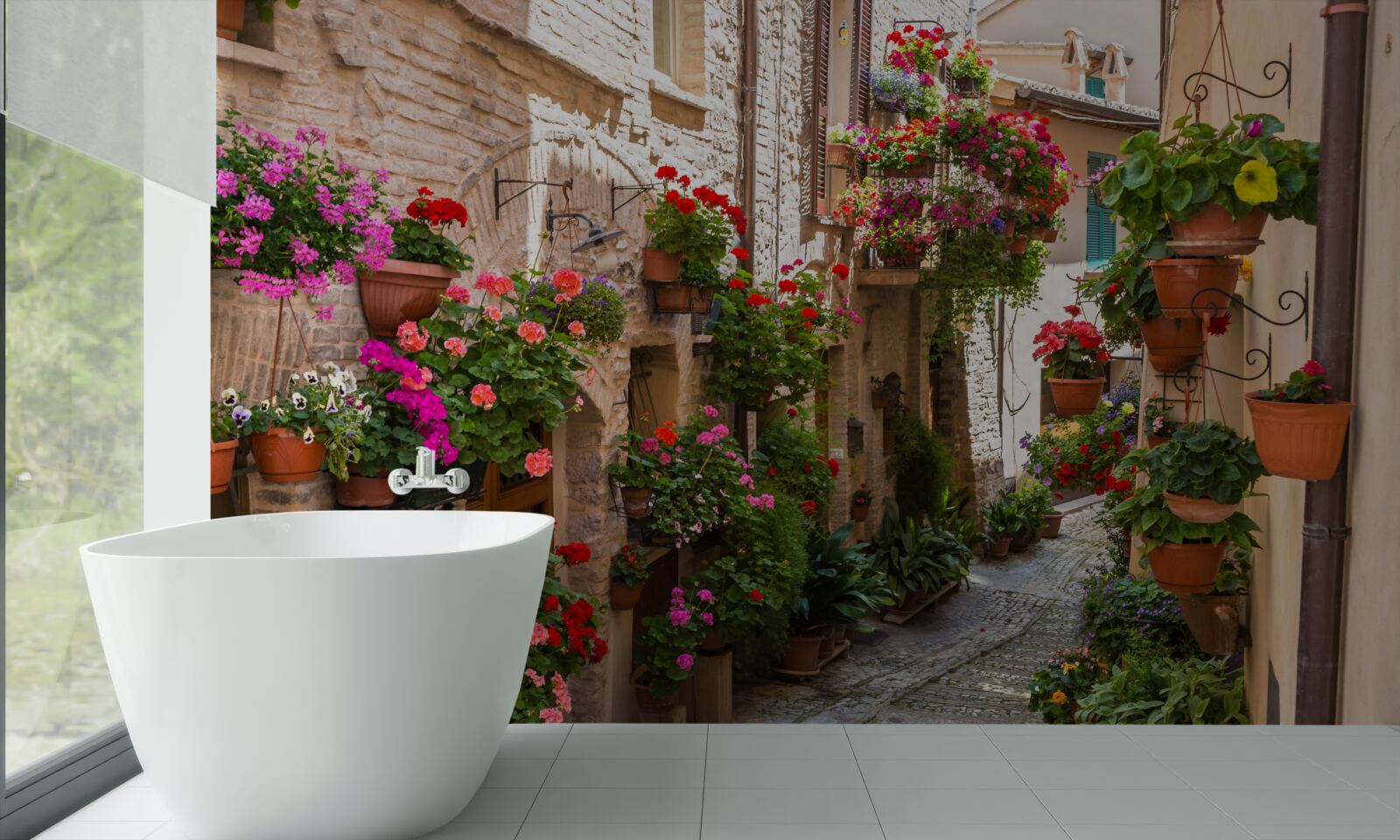 Fototapet o stradă cufundată în verdeață densă, care îi ascunde vechimea