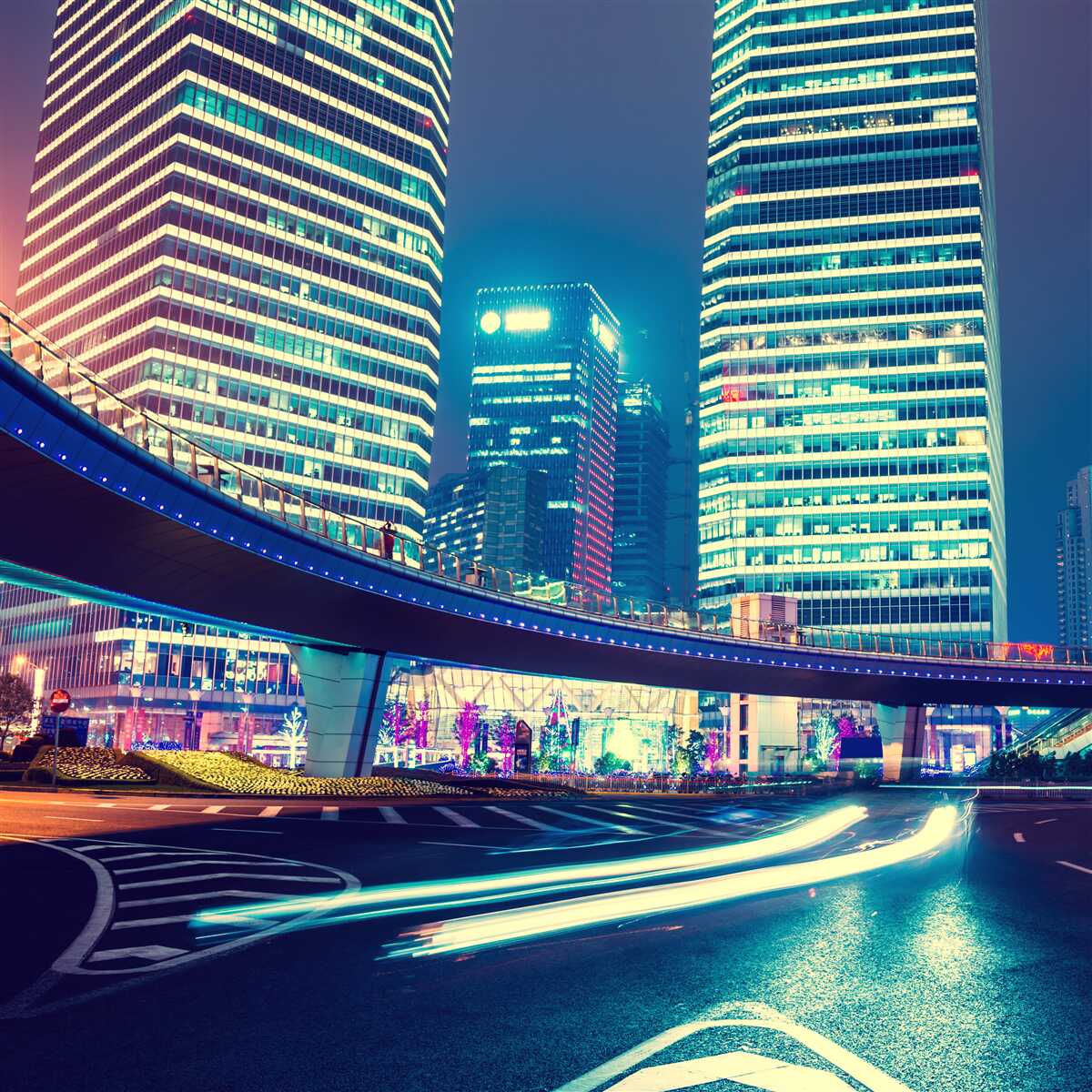 Fototapet oraș de noapte cu zgârie-nori și un pod