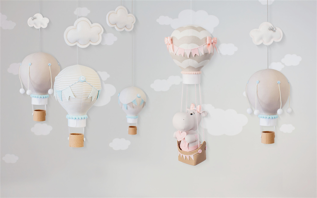 Fototapet hipopotam mic într-o minge zburătoare