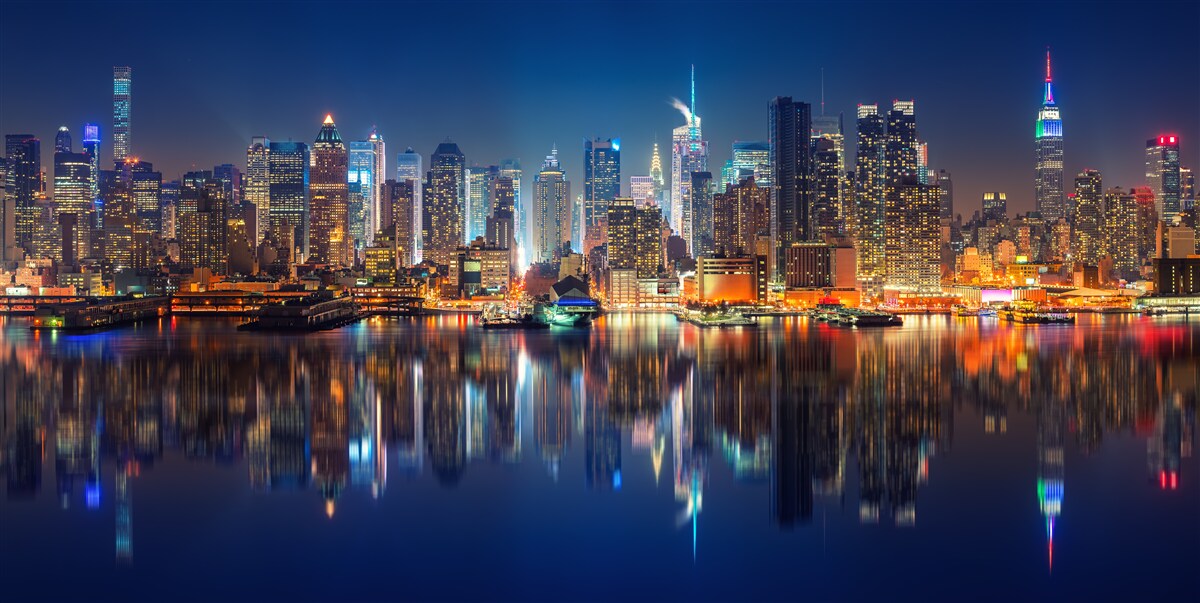 Fototapet reflexia orașului de noapte în apă