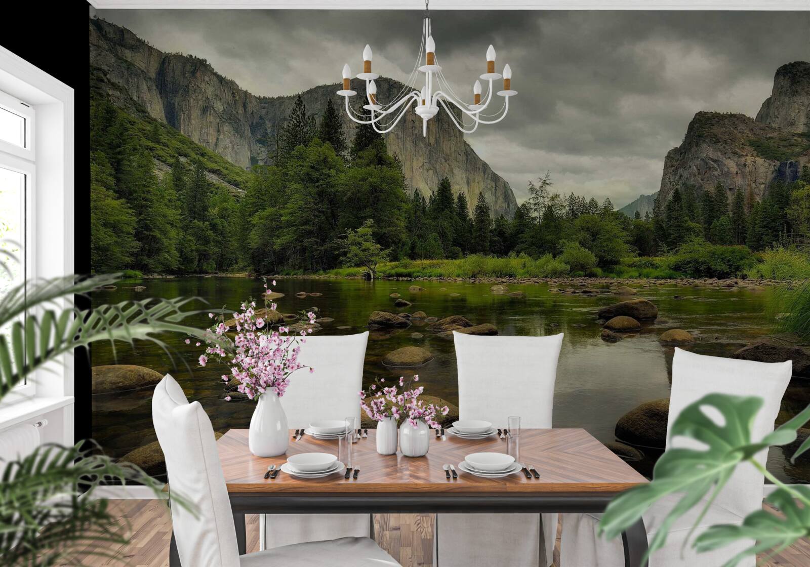 Fototapet zi înnorată lângă un râu în munți