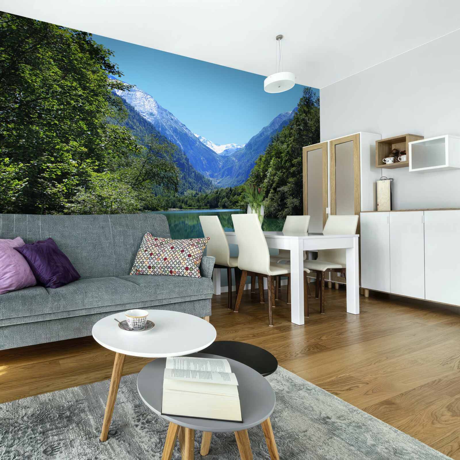 Fototapet un rezervor liniștit ascuns în pădurea deasă de pe versanții munților