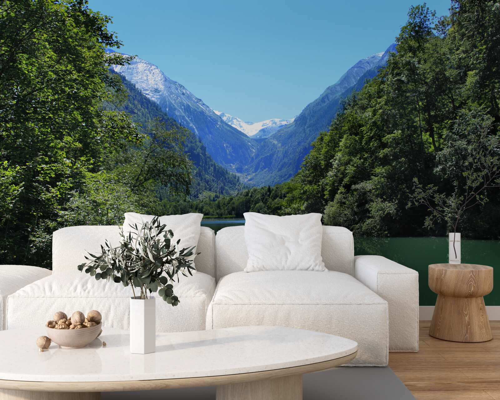 Fototapet un rezervor liniștit ascuns în pădurea deasă de pe versanții munților