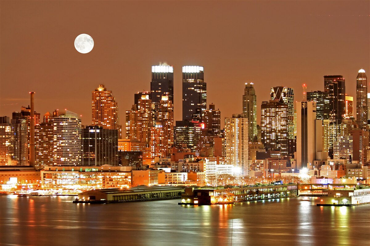 Fototapet orașul este luminat de o lună plină