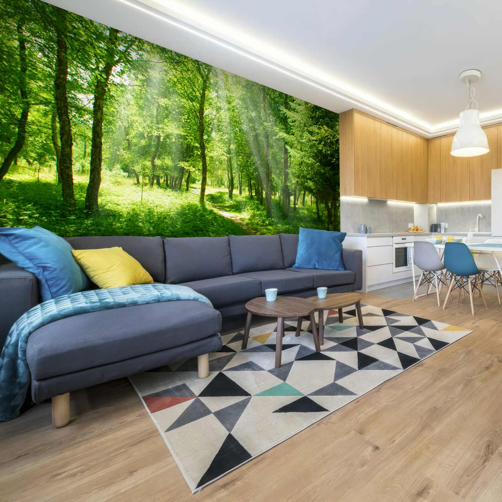 Fototapet razele soarelui strălucesc puternic prin coroanele copacilor din pădure