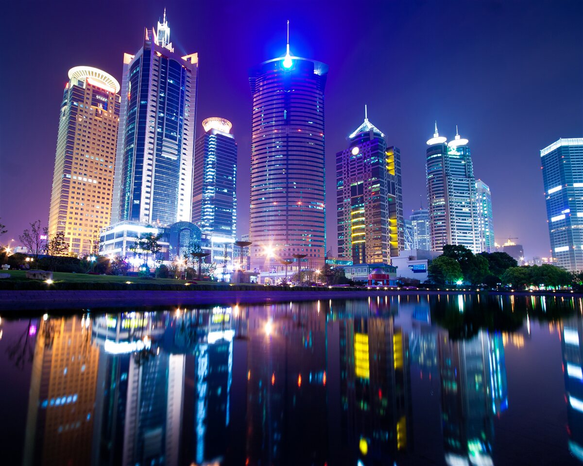 Fototapet reflecții ale zgârie-norilor noaptea