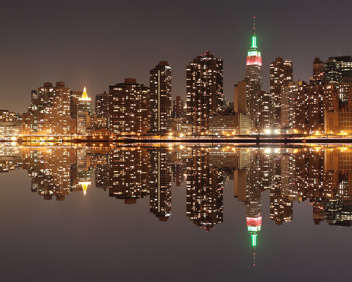 Fototapet reflexia orașului în apă este ca o oglindă