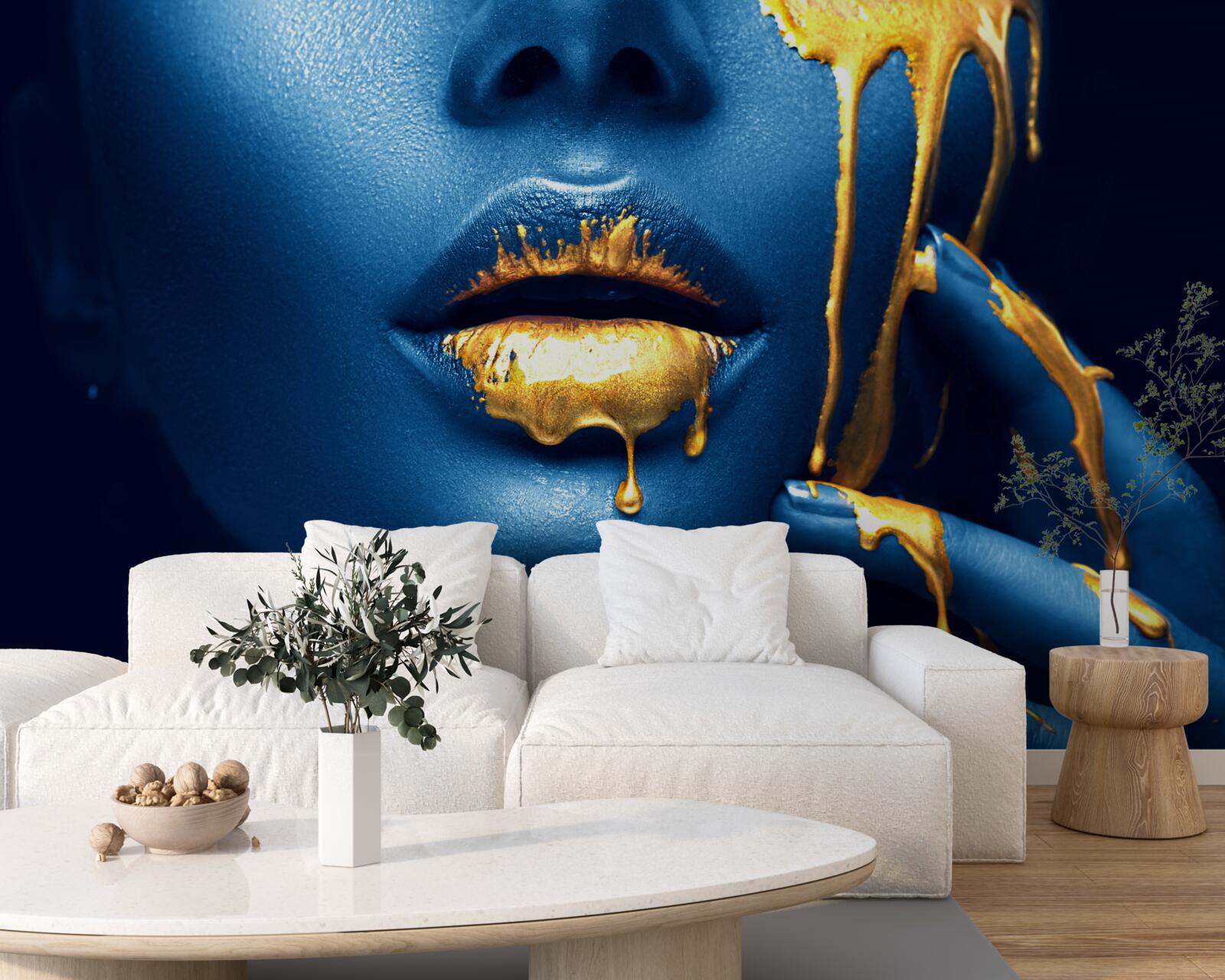 Fototapet femeie cu ruj auriu strălucitor pe buze