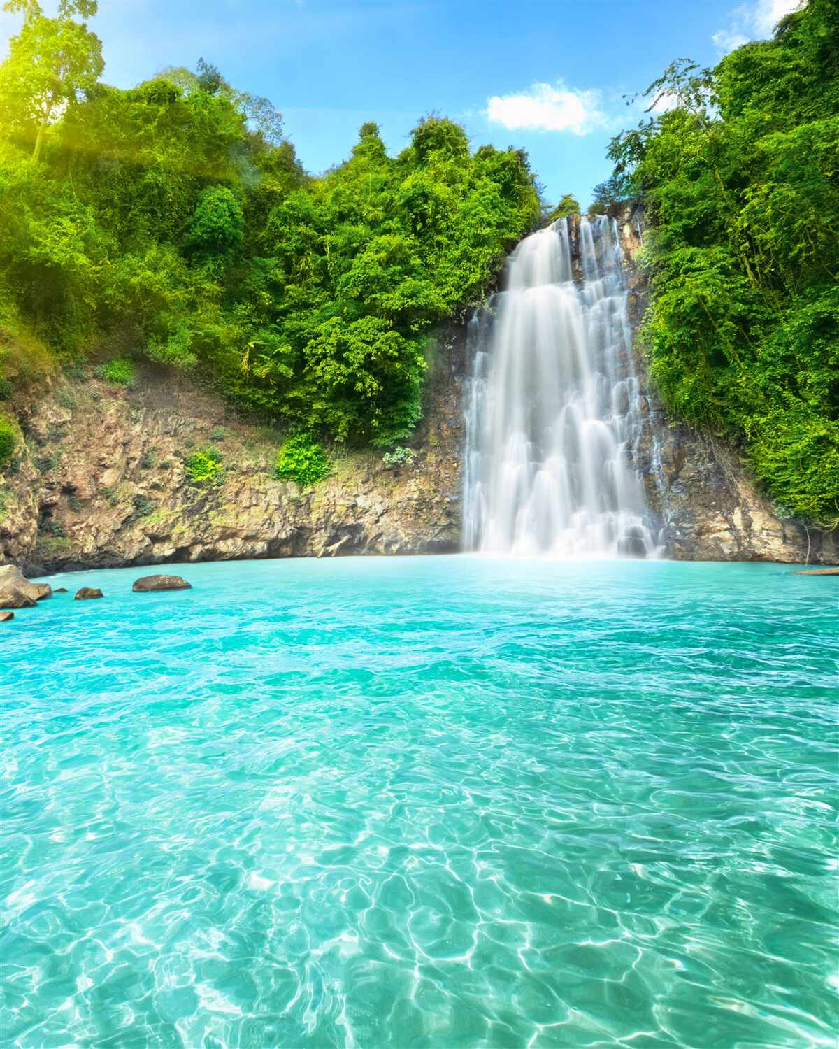 Fototapet apele unei cascade de munte, clare ca cristalul, în deșert