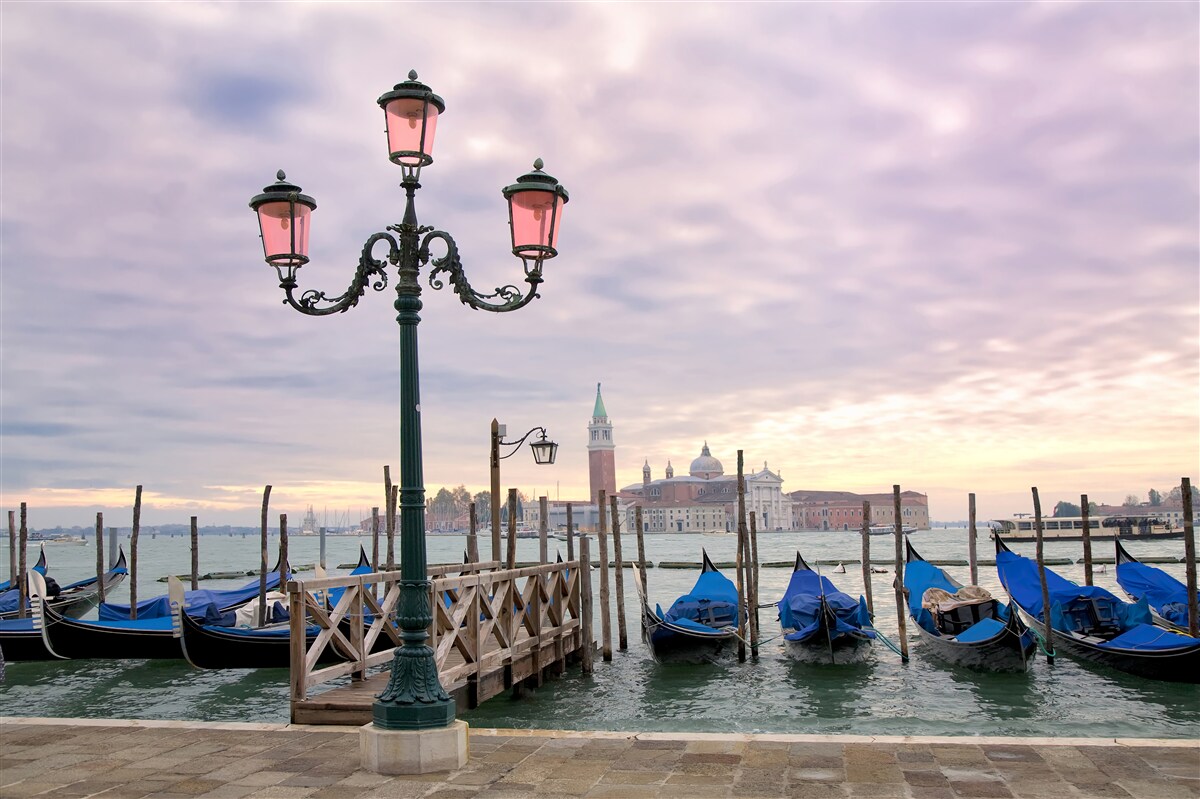 Fototapet gondole venețiene pe chei