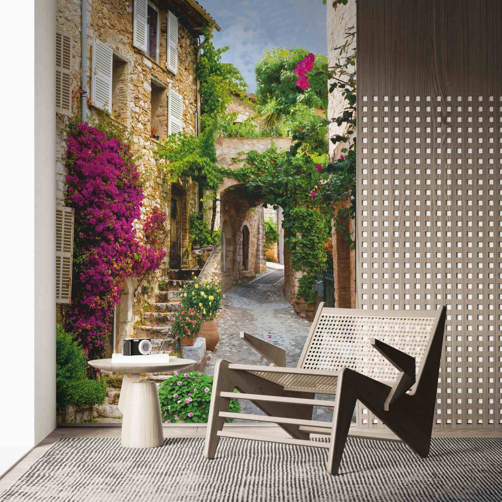 Fototapet strada veche prinde viață cu iedera în floare