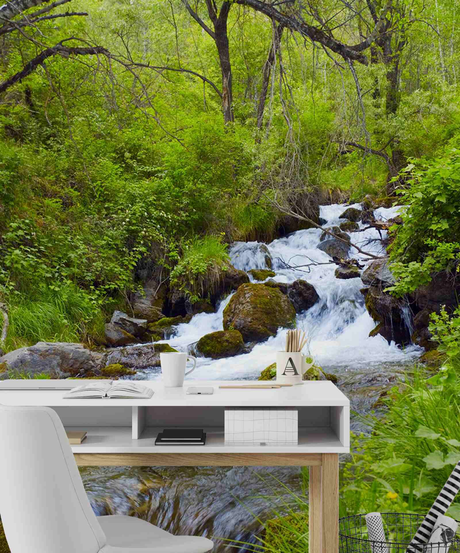 Fototapet cascadă care curge cu furie în mijlocul pădurii