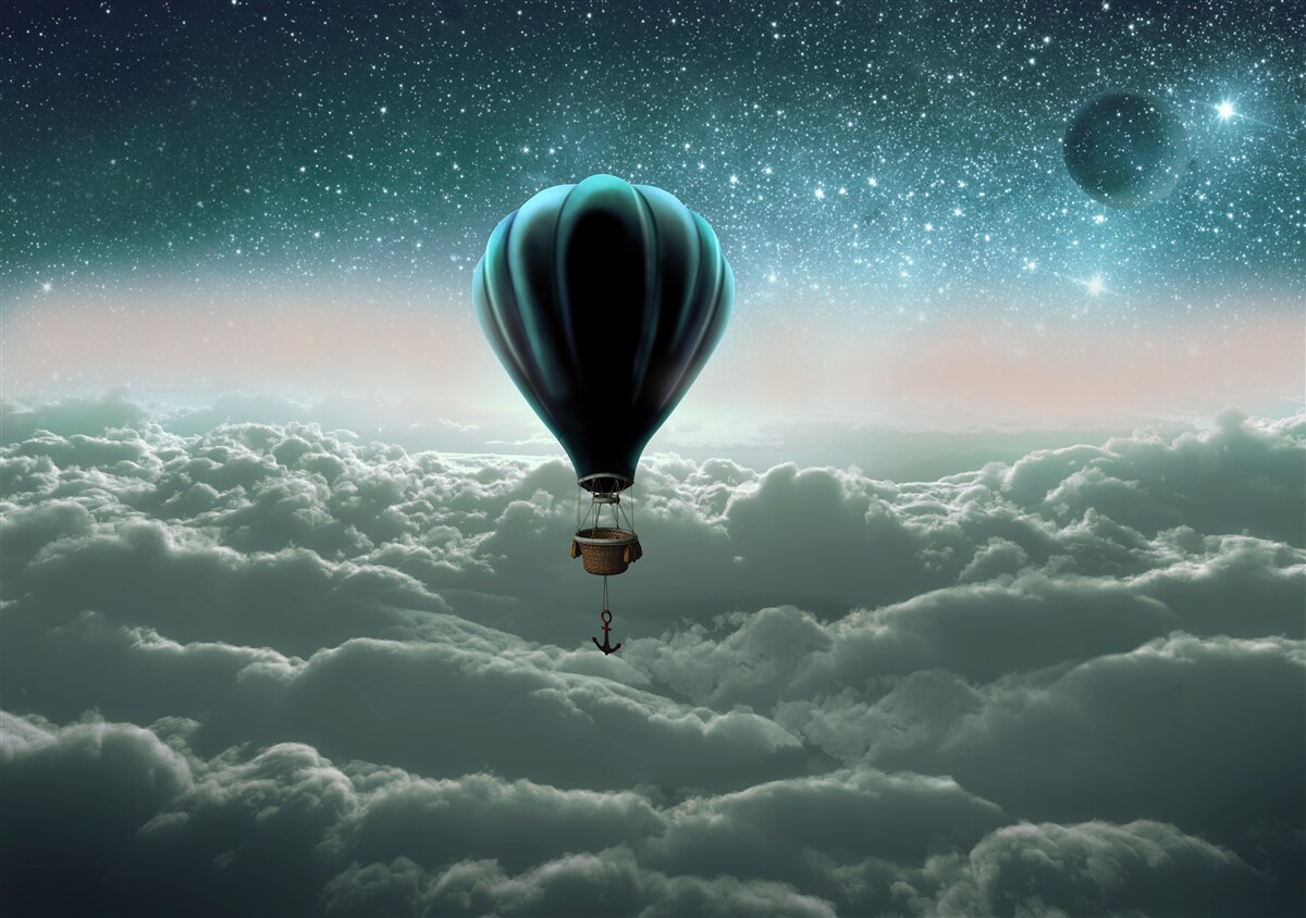 Fototapet balon cu aer cald pe timp de noapte plutind deasupra norilor