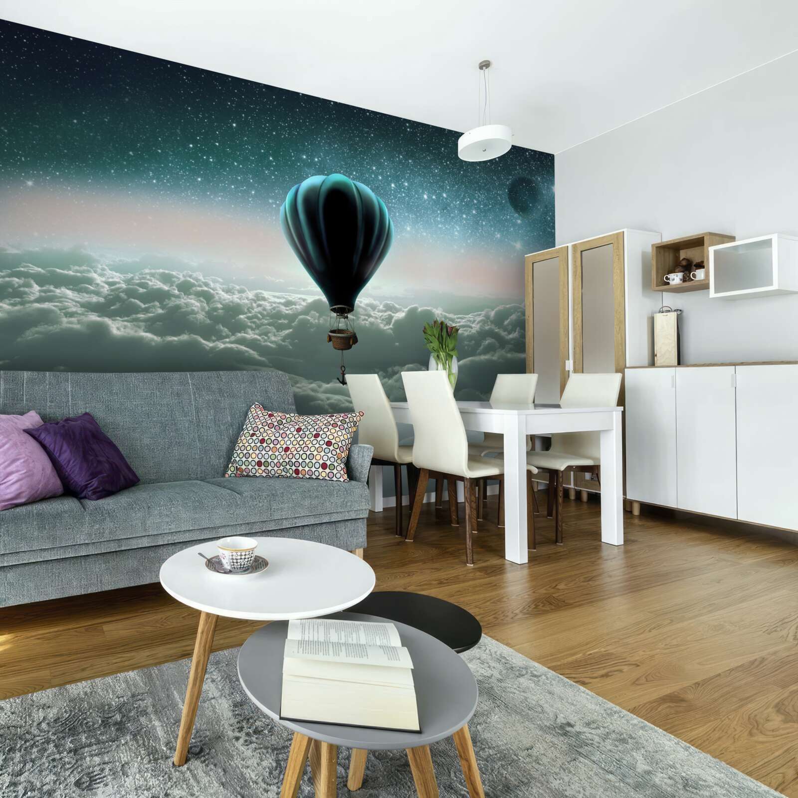 Fototapet balon cu aer cald pe timp de noapte plutind deasupra norilor