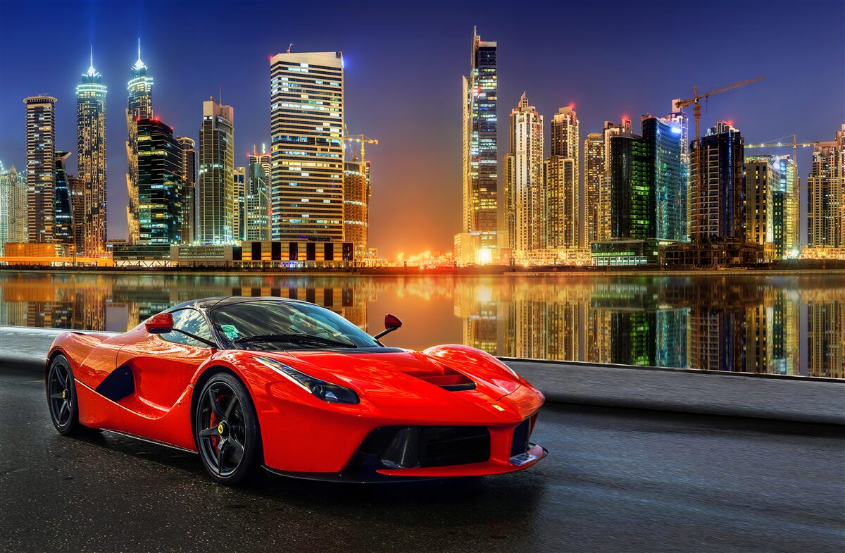 Fototapet masina sport cu un peisaj urban nocturn în fundal