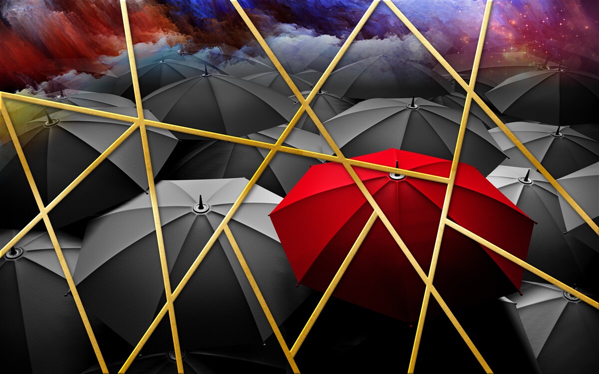 Fototapet plasă aurie pe fond gri accentuată de umbrelă roșie