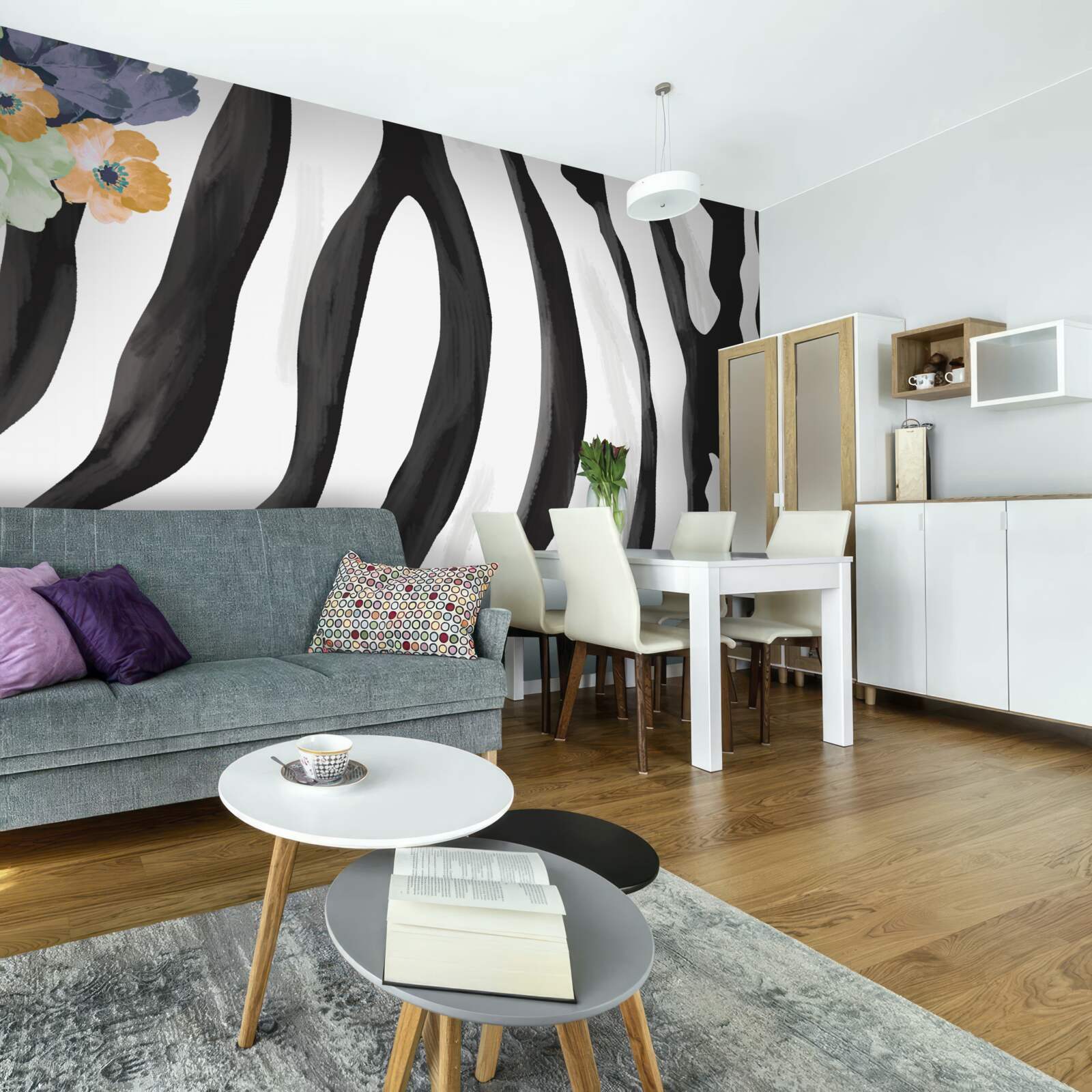 Fototapet fundal cu flori pe un fundal de dungi albe și negre