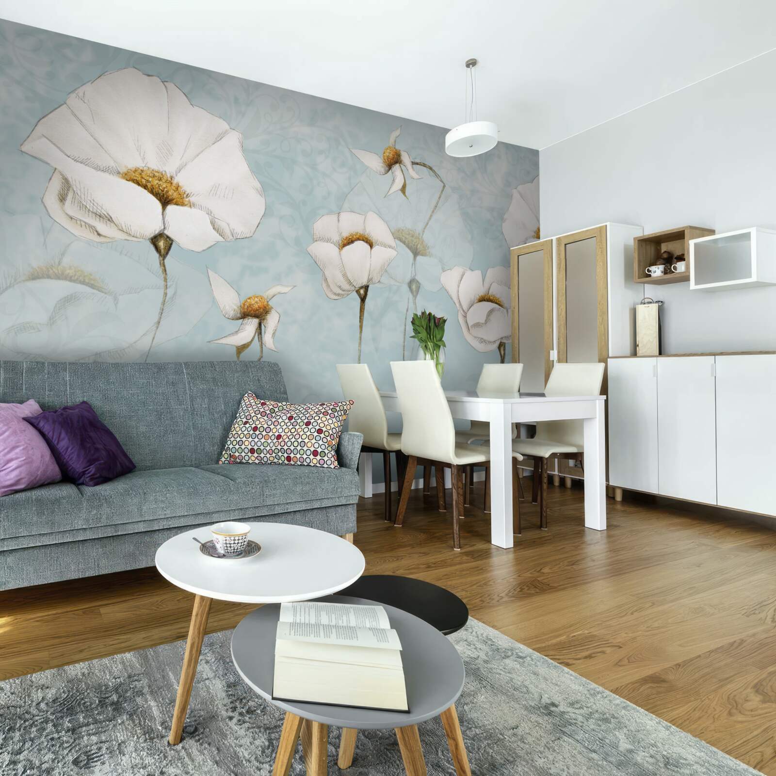 Fototapet floricelele sunt albe ca zăpada, așezate pe trunchiuri înalte, delicate