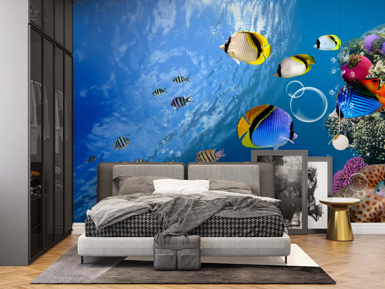 Fototapet pește strălucitor în apă calmă