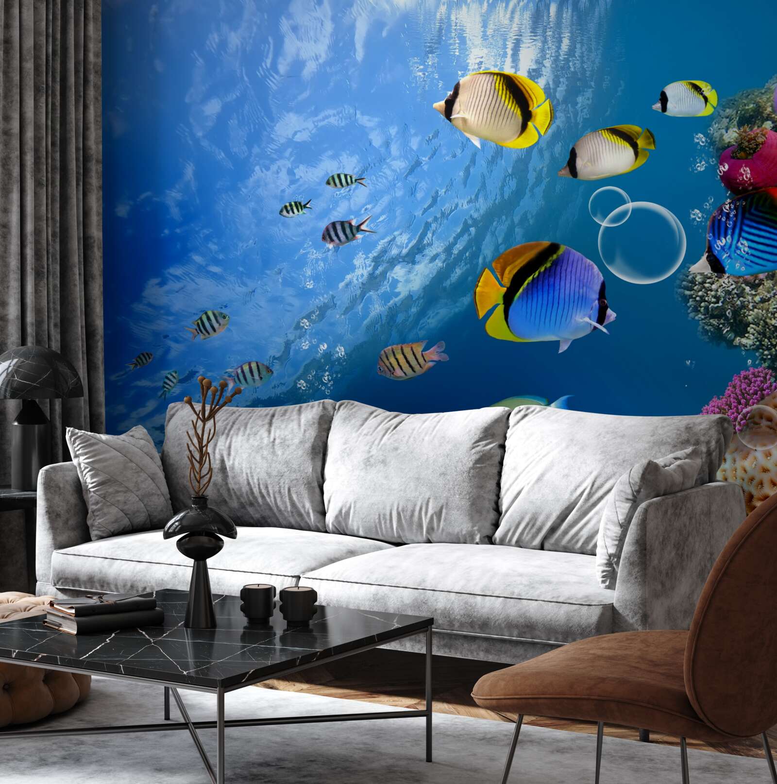 Fototapet pește strălucitor în apă calmă