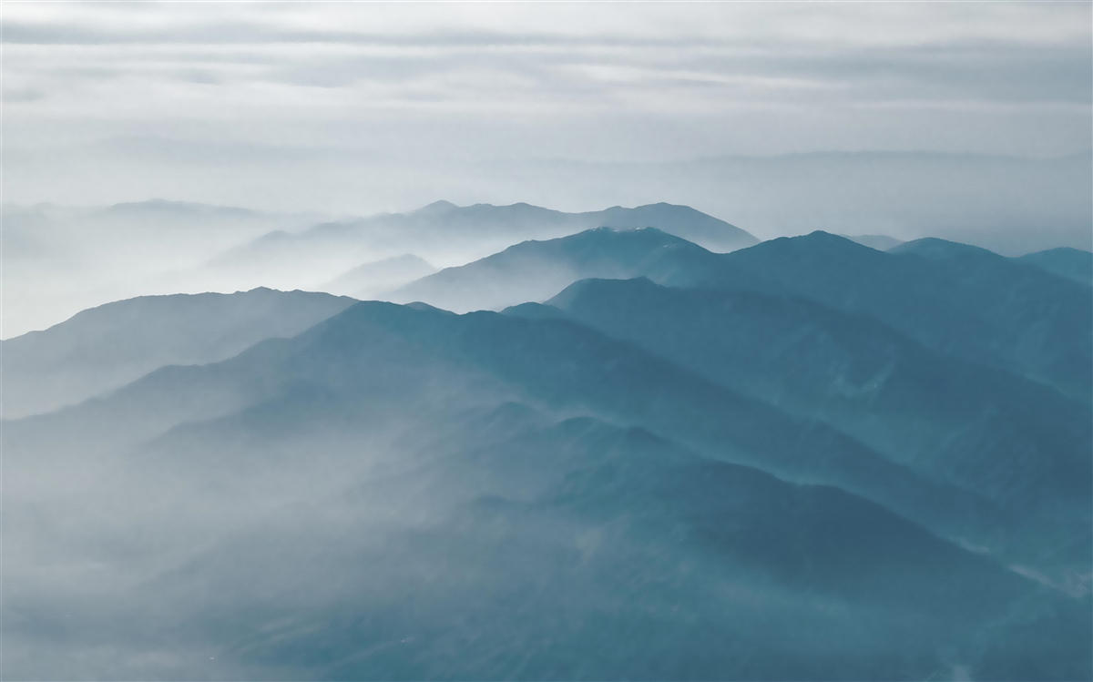 Fototapet ceața dimineții învăluie vârfurile munților