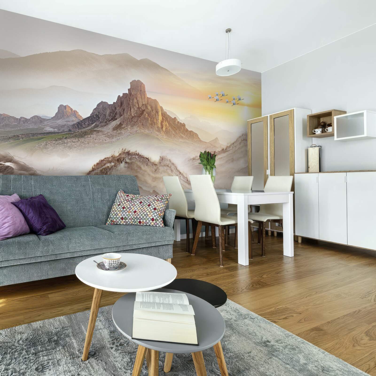 Fototapet apus de soare sub munți trecând cu cocorii