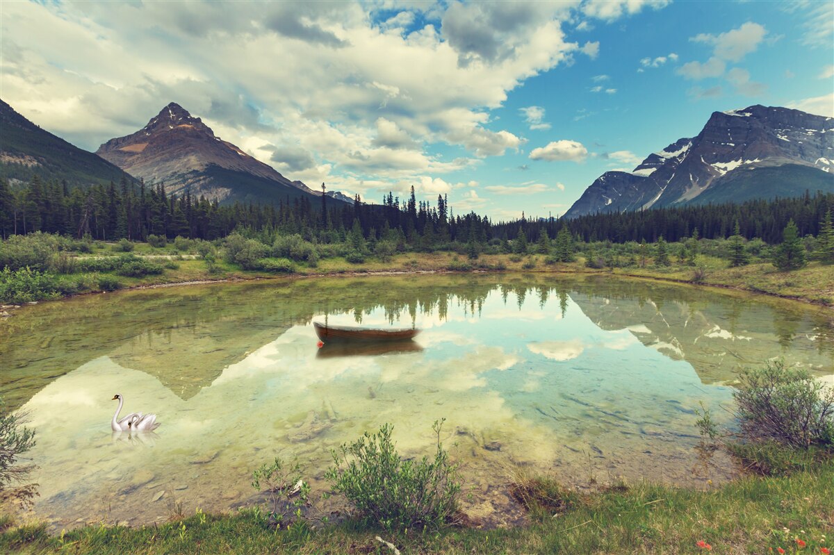 Fototapet rezervor înconjurat de munți cu vârfuri stâncoase
