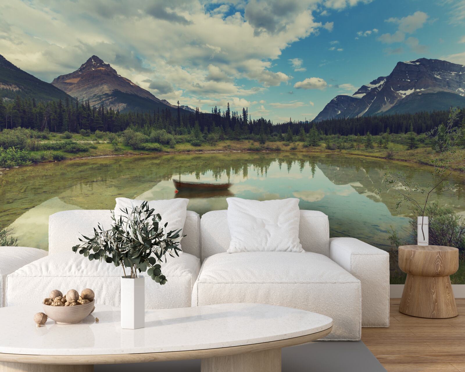 Fototapet rezervor înconjurat de munți cu vârfuri stâncoase