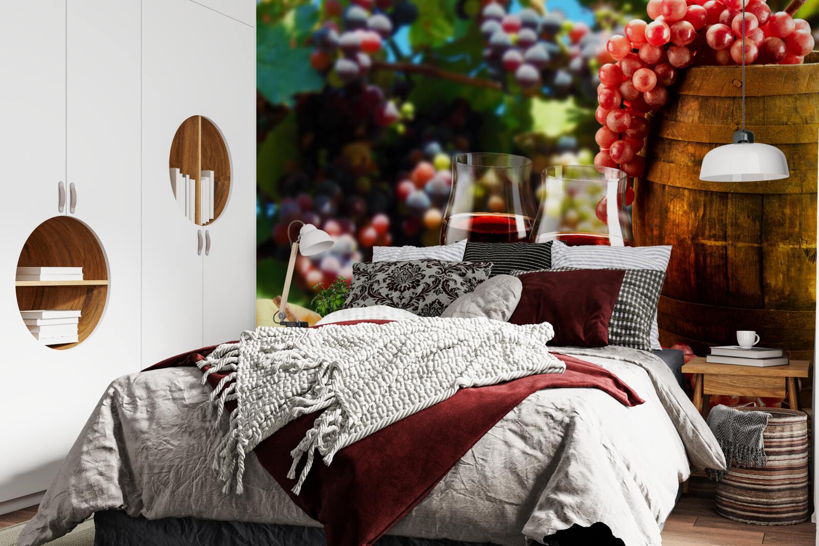 Fototapet ciorchinii de struguri formează fundalul pentru paharele de vin umplute cu vin