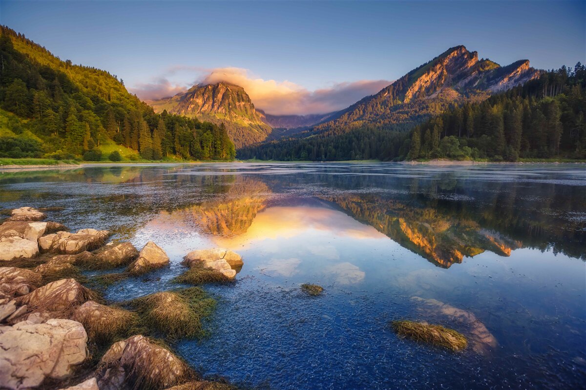 Fototapet apus de soare pe un lac calm de munte