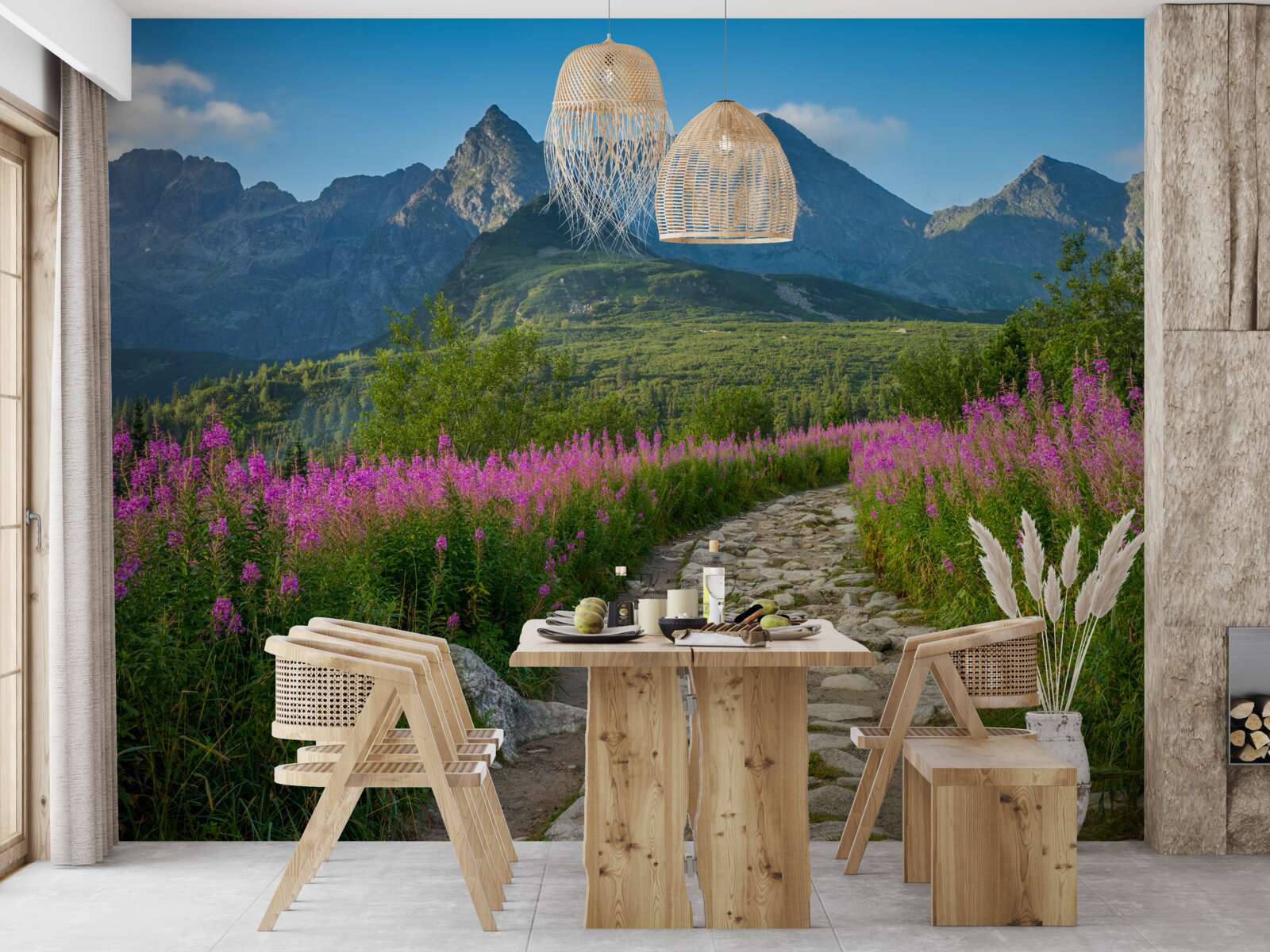 Fototapet Cărare în mijlocul unui câmp înflorit într-o zonă muntoasă