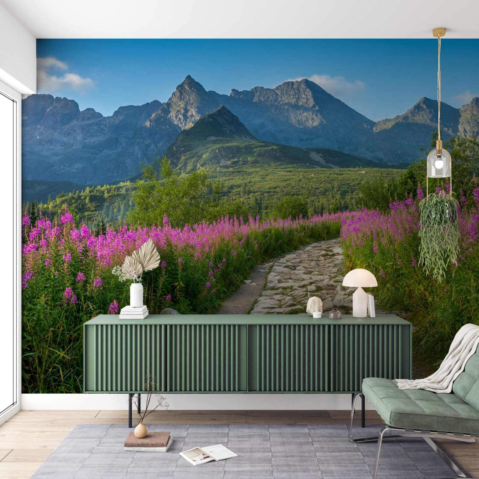 Fototapet Cărare în mijlocul unui câmp înflorit într-o zonă muntoasă